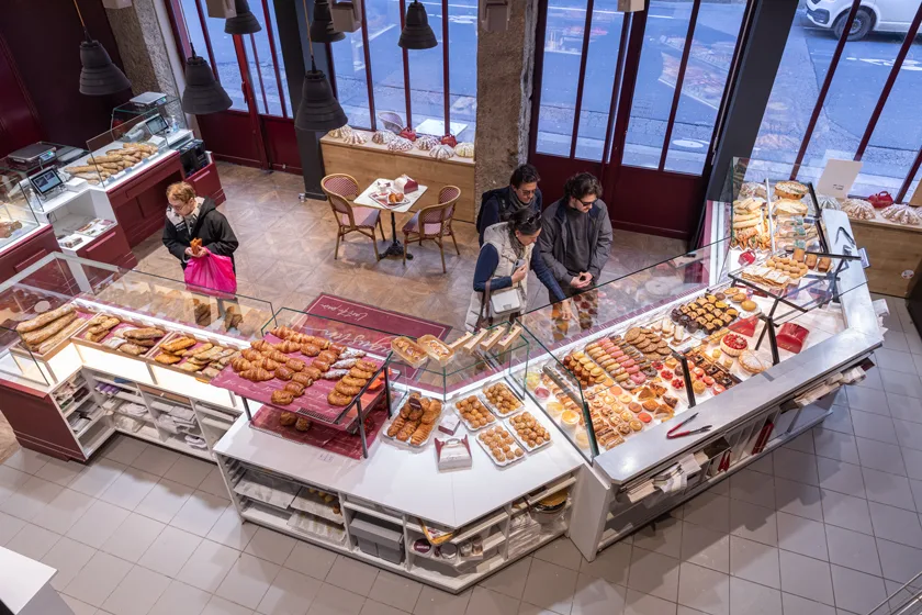Intérieure de la boutique Augustin Opéra à Lyon avec pains et patisseries