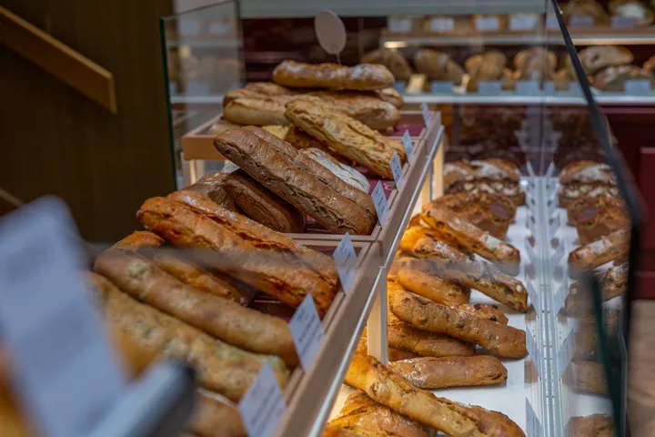 Vitrine pains spéciaux chez Augustin Opéra à Lyon