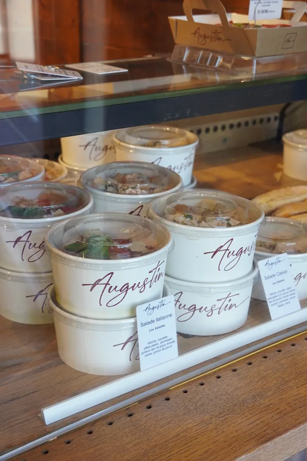 Salades en vitrine chez Augustin Cesson Sévigné