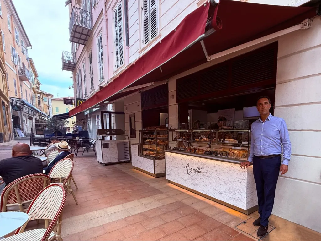 Comptoir en marbre blanc d'Augustin Menton et vitrines de pains, viennoiseries et pâtisseries