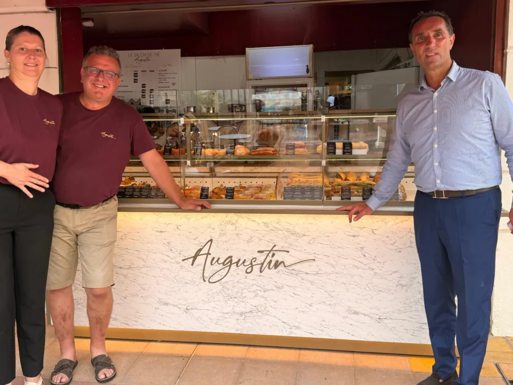 L'équipe d'Augustin Menton devant le comptoir en marbre et les vitrines de viennoiseries, sandwichs et pâtisseries