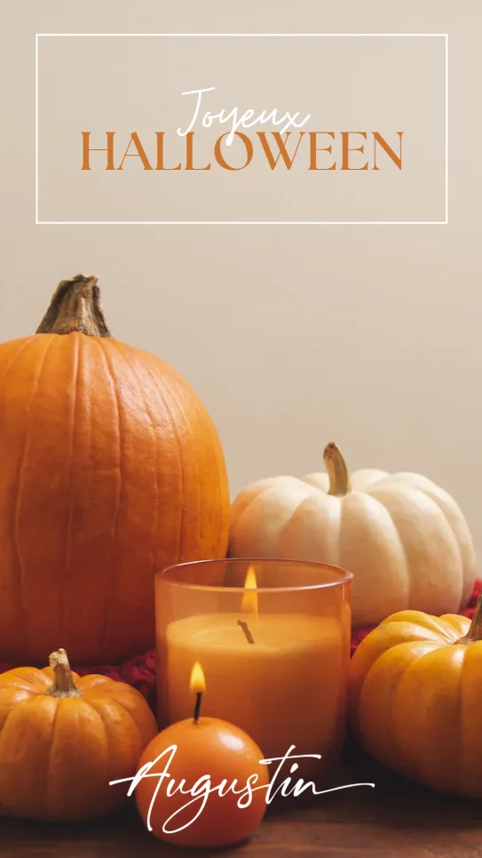 Citrouilles orange et blanches et bougies allumées sur une table d'automne, visuel « Joyeux Halloween » Augustin