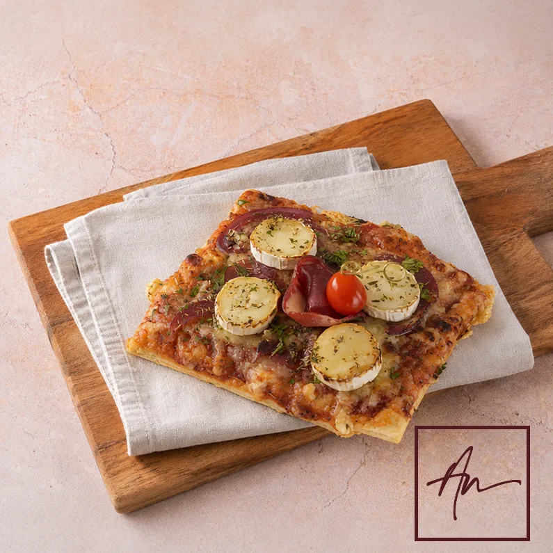 Pizza chèvre miel coppa Augustin sur focaccia