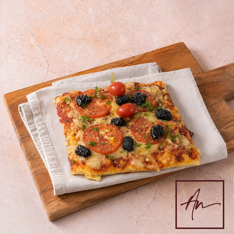 Pizza margherita Augustin sur focaccia, tomate et olives noires