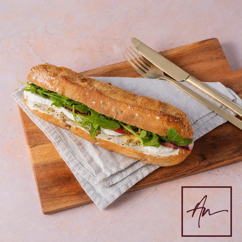 Signature corse Augustin : pain aux noix, bûche de chèvre, coppa et miel