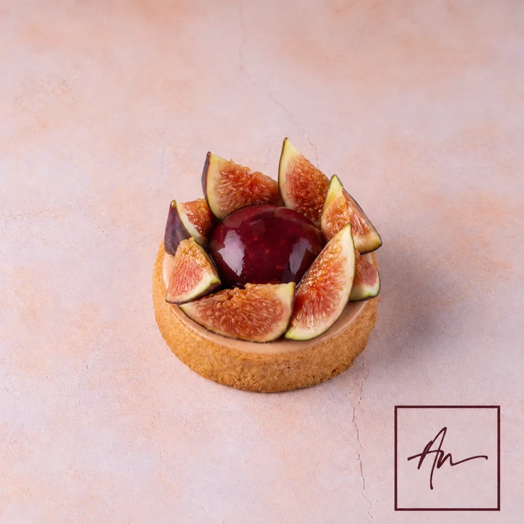 Tartelette figues dôme framboise Augustin : crème d'amande, dôme aux fruits rouges et figues fraîches